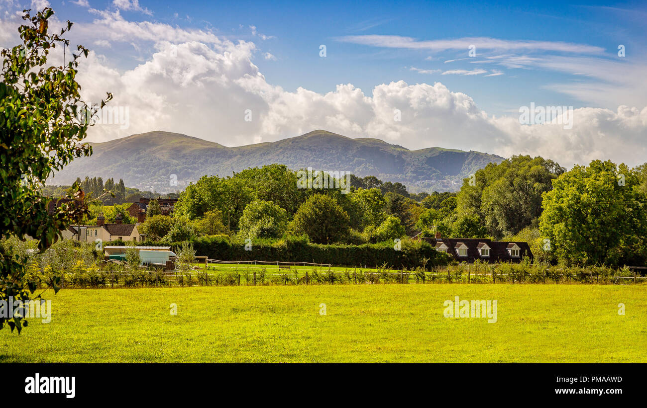 Vista della Malvern Hills dalla vicina parrocchia di Powick. Foto Stock