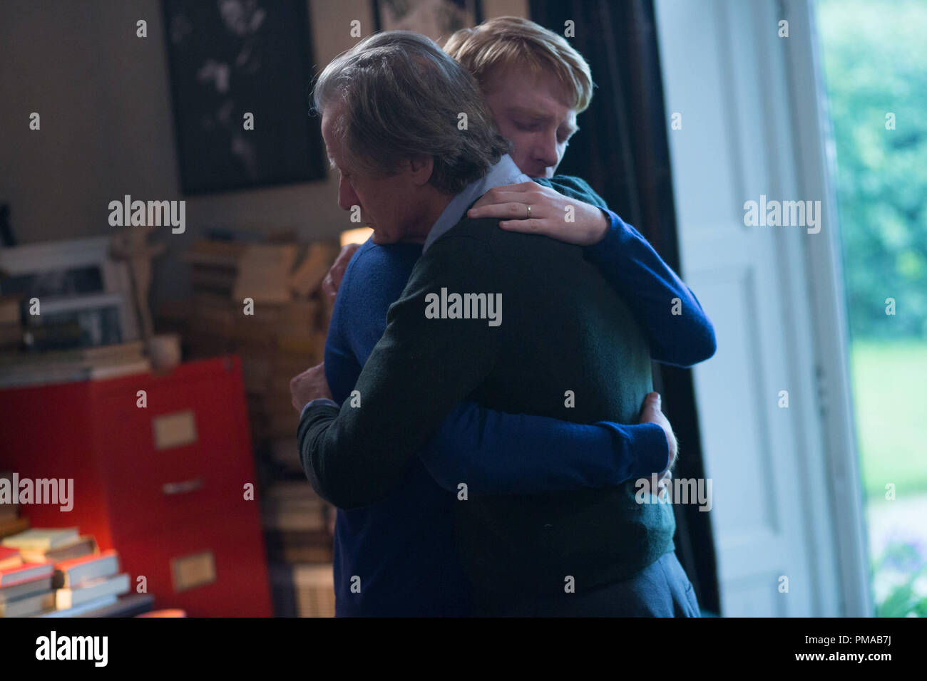 Tim è papà (Bill Nighy) abbraccia Tim (DOMHNALL GLEESON) in 'circa tempo". Foto Stock
