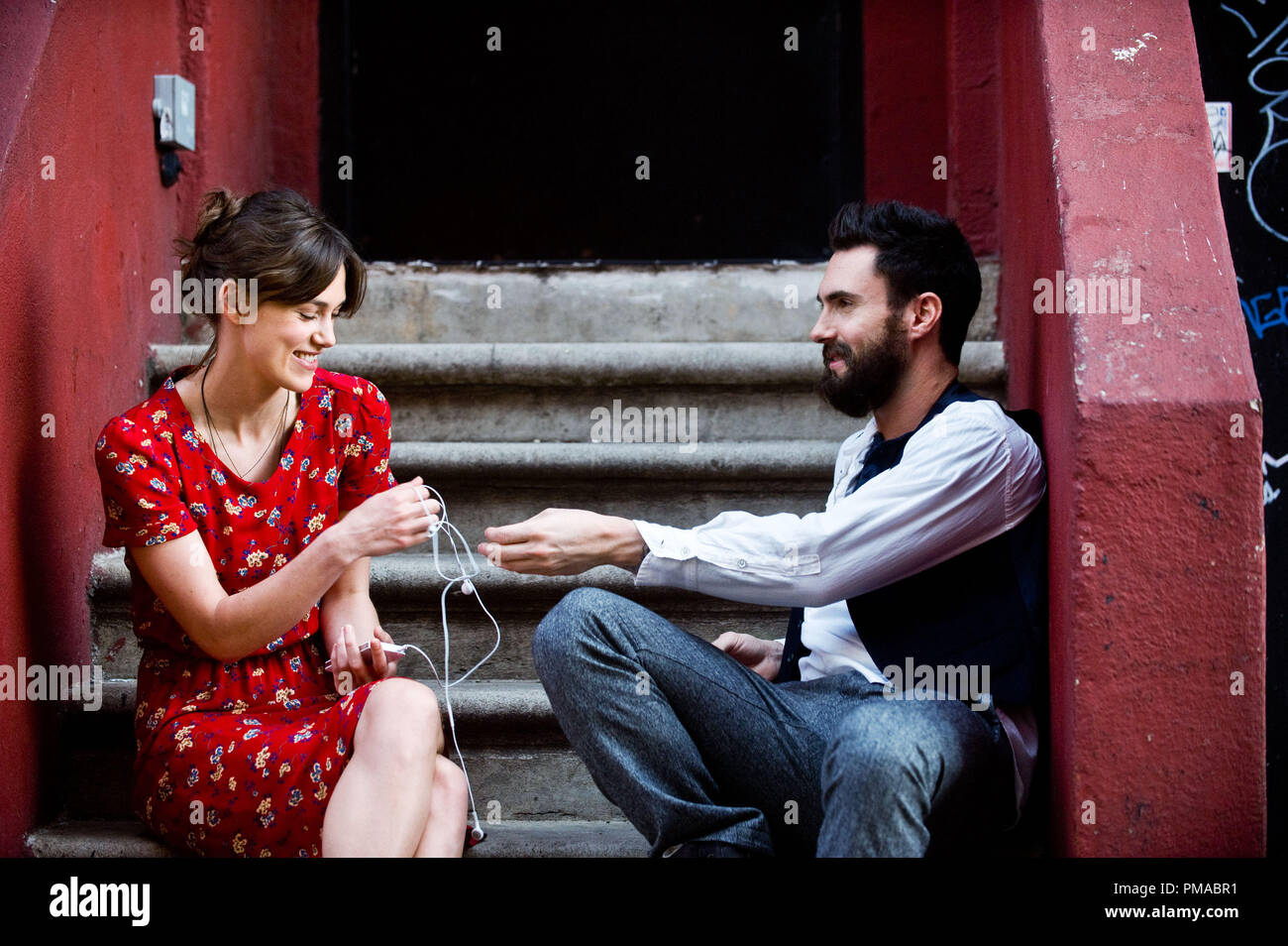 (L-R) Keira Knightley e Adam Levine stella a iniziare nuovamente (2014) Foto Stock