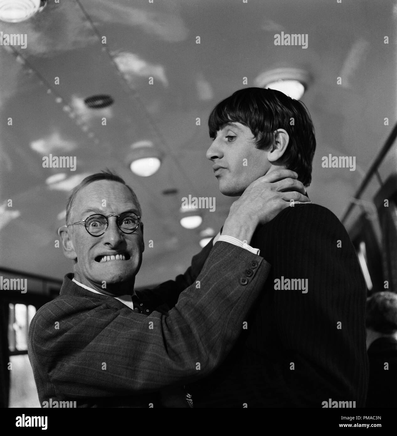 Wilfrid Brambell e Ringo Starr stella a Richard Lester è una dura giornata di notte, un film di Janus release. Riferimento al file # 32366 009 THA Foto Stock