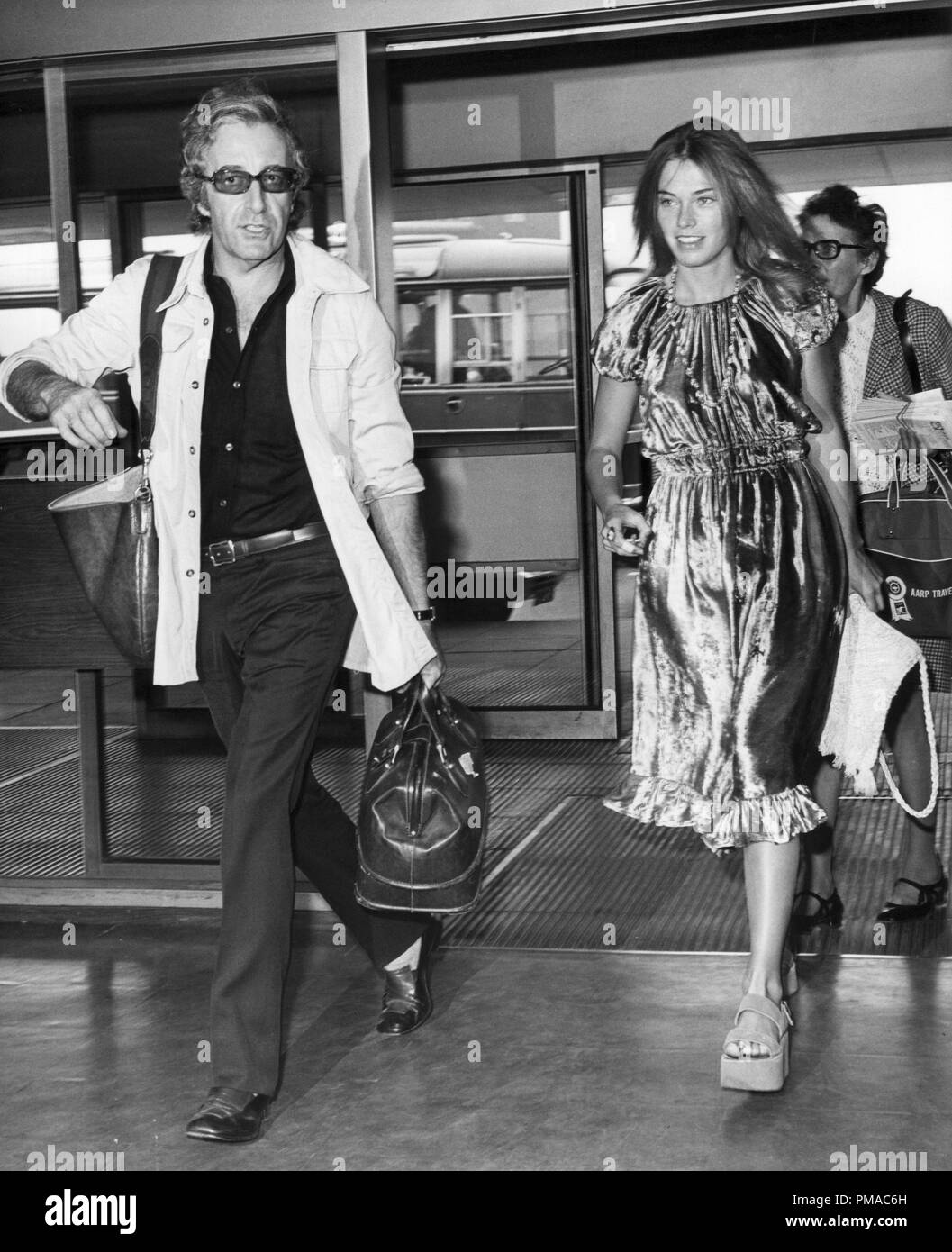 Peter Sellers e la sua nuova moglie Miranda, 1970 © CCR /Hollywood Archivio - Tutti i diritti riservati Riferimento File # 32368 015THA Foto Stock