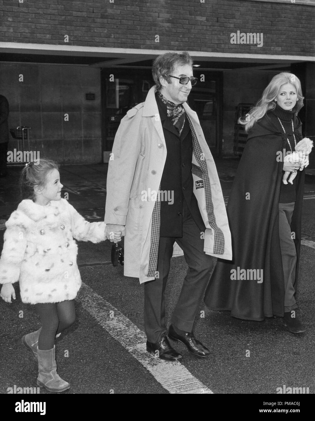Peter Sellers con figlia Victoria e ex-moglie Britt Ekland, 1970 © CCR /Hollywood Archivio - Tutti i diritti riservati Riferimento File # 32368 016THA Foto Stock
