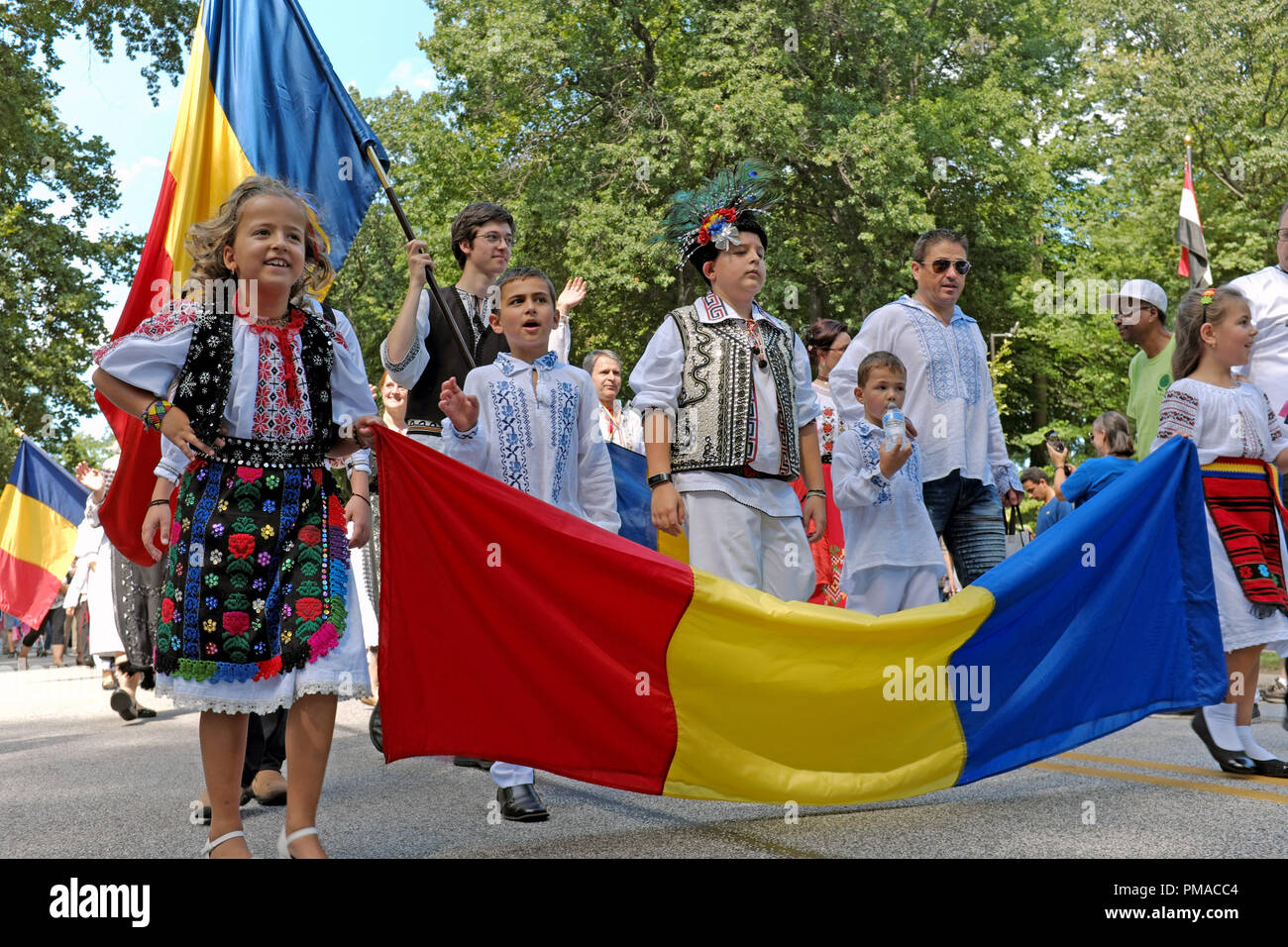 Bambini Romanian-American tenere la bandiera rumena durante la 73Uno annuale Giornata Mondiale sfilata di bandiere in Cleveland, Ohio, USA. Foto Stock