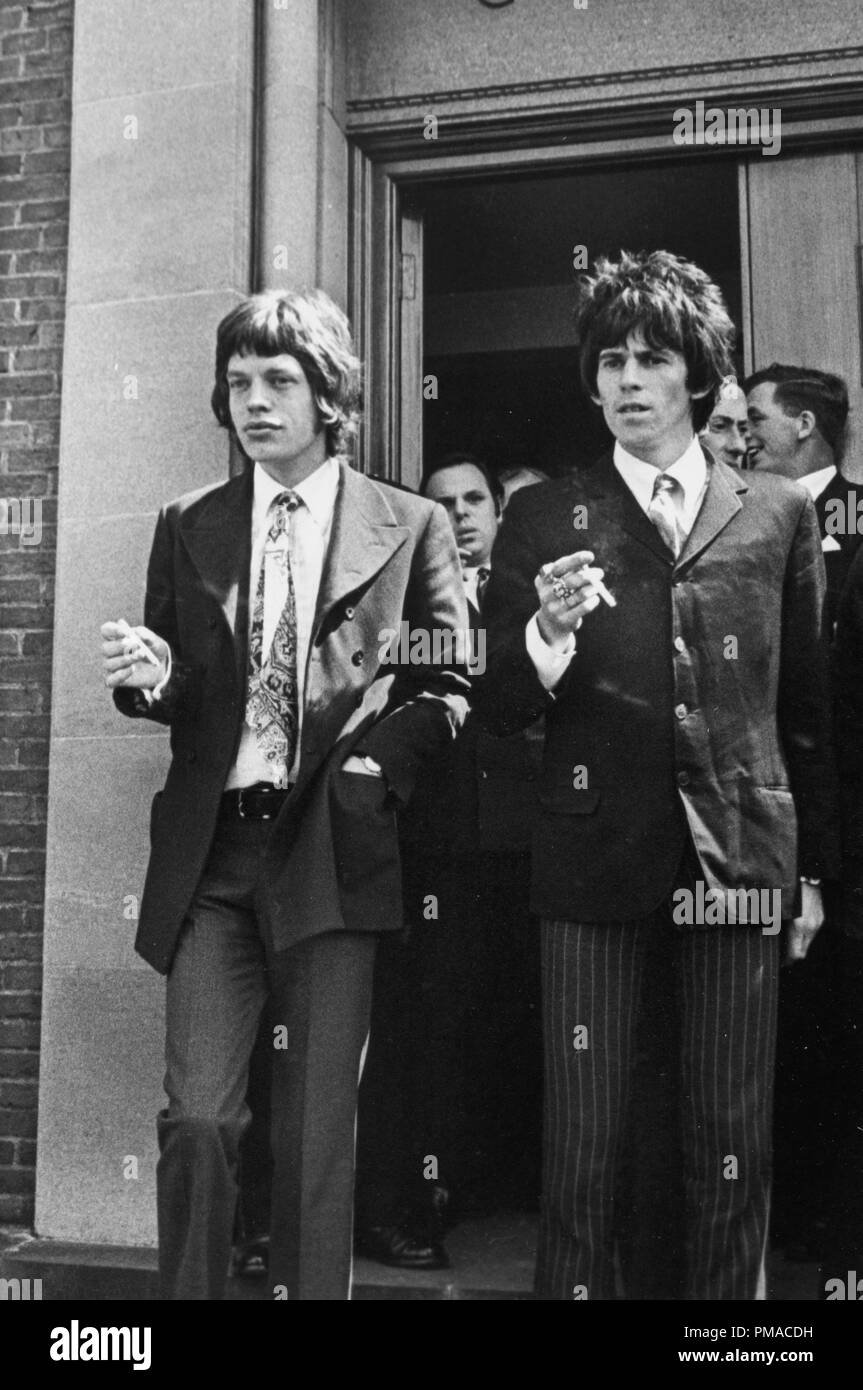 Mick Jagger e Keith Richards dei Rolling Stones lasciando corte, 1967 © CCR /Hollywood Archivio - Tutti i diritti riservati Riferimento File # 32368 162THA Foto Stock