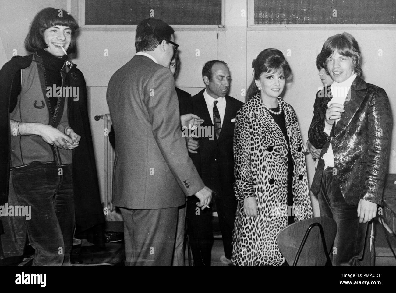 Cantante pop Stash Prince (Stanislao) Klossowski De Rola, Gina Lollobrigida e Mick Jagger dopo un concerto a circa 1967 © CCR /Hollywood Archivio - Tutti i diritti riservati Riferimento File # 32368 168THA Foto Stock