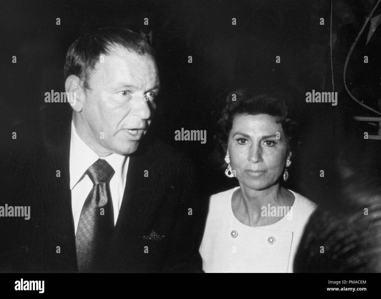 Frank Sinatra con la ex-moglie Nancy Sinatra Suor, circa 1969 © CCR /Hollywood Archivio - Tutti i diritti riservati Riferimento File # 32368 184THA Foto Stock