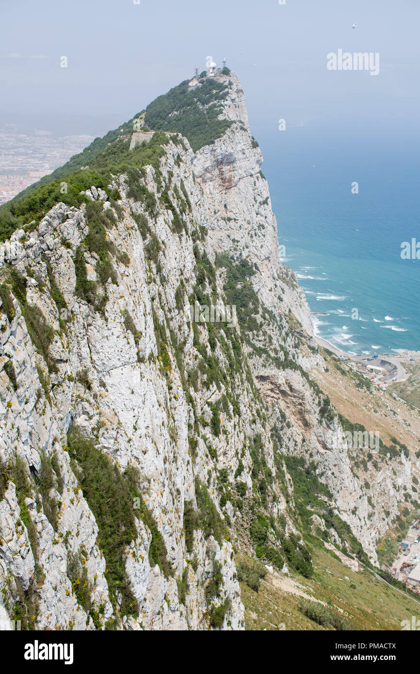 Guardando verso il basso sulla faccia a strapiombo sulle scogliere calcaree sul lato orientale della Rocca di Gibilterra. Vista dall'alto del Rock' piattaforma di osservazione. Foto Stock