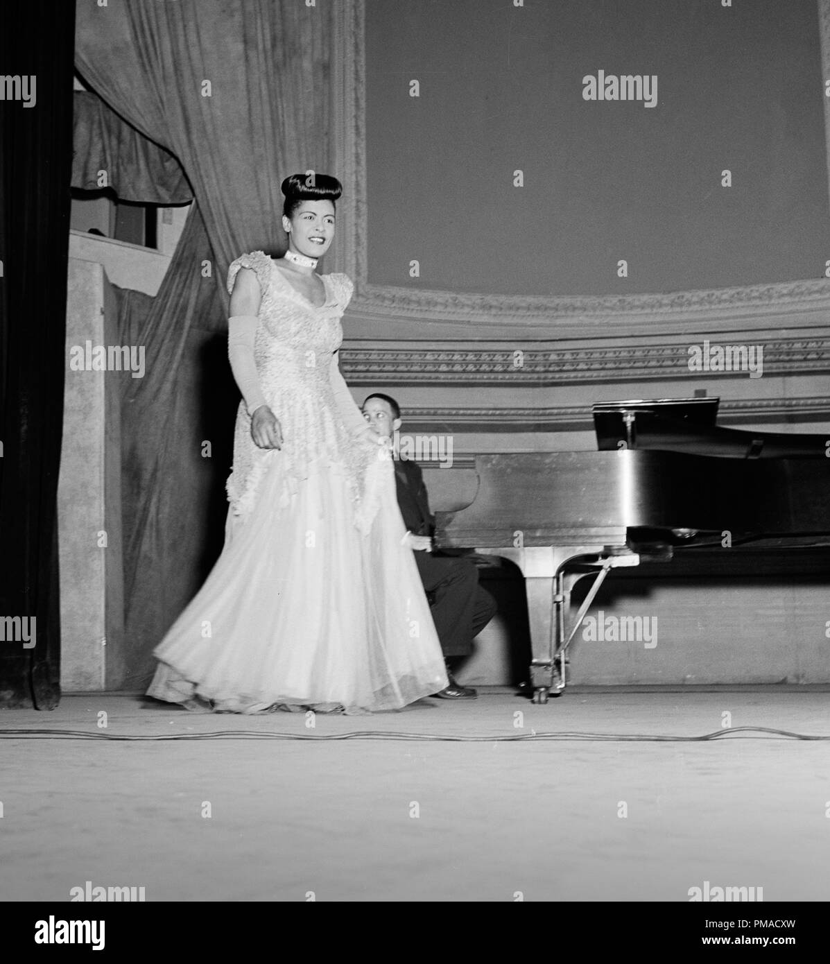 Ritratto di Billie Holiday, Carnegie Hall di New York, N.Y., tra il 1946 e il 1948. Foto di: William P. Gottlieb Riferimento File # 32368 494THA Foto Stock