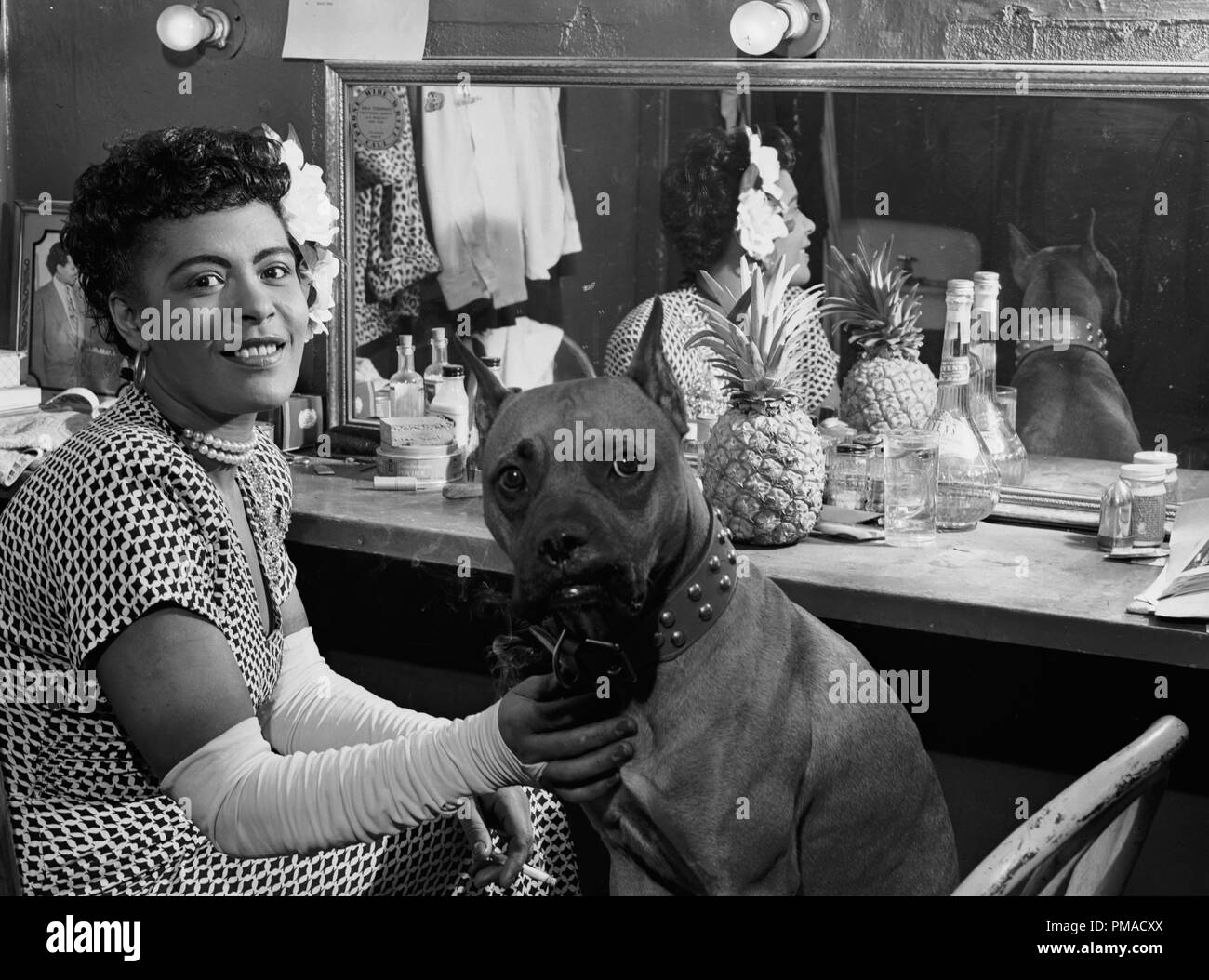 Ritratto di Billie Holiday e Mister, Downbeat, New York, N.Y., circa nel giugno 1946. Foto di: William P. Gottlieb Riferimento File # 32368 495THA Foto Stock