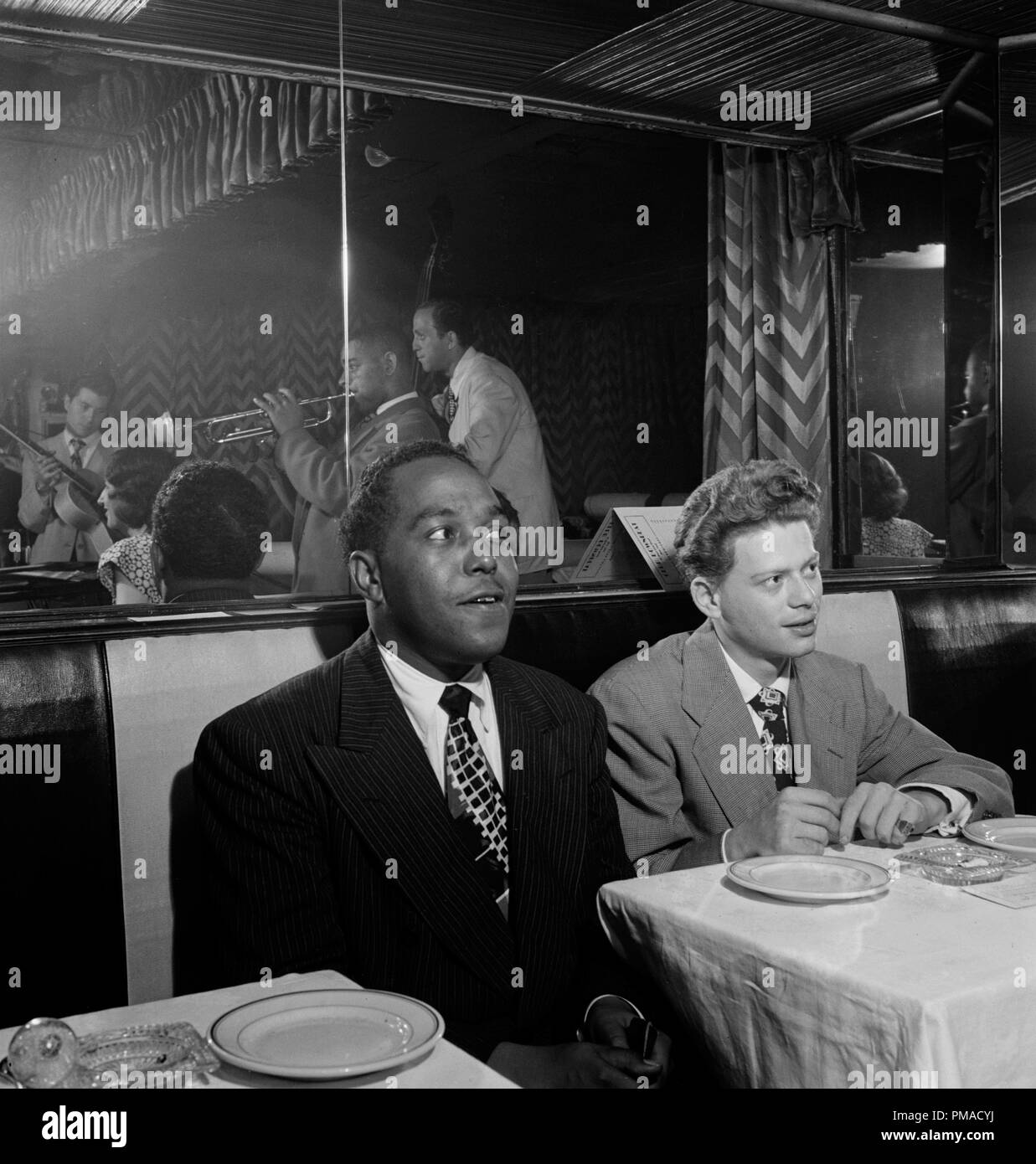 Ritratto di Charlie Parker, Red Rodney, Dizzy Gillespie, Margie Hyams e Chuck Wayne, Downbeat, New York, N.Y., circa 1947. Foto di: William P. Gottlieb Riferimento File # 32368 513THA Foto Stock