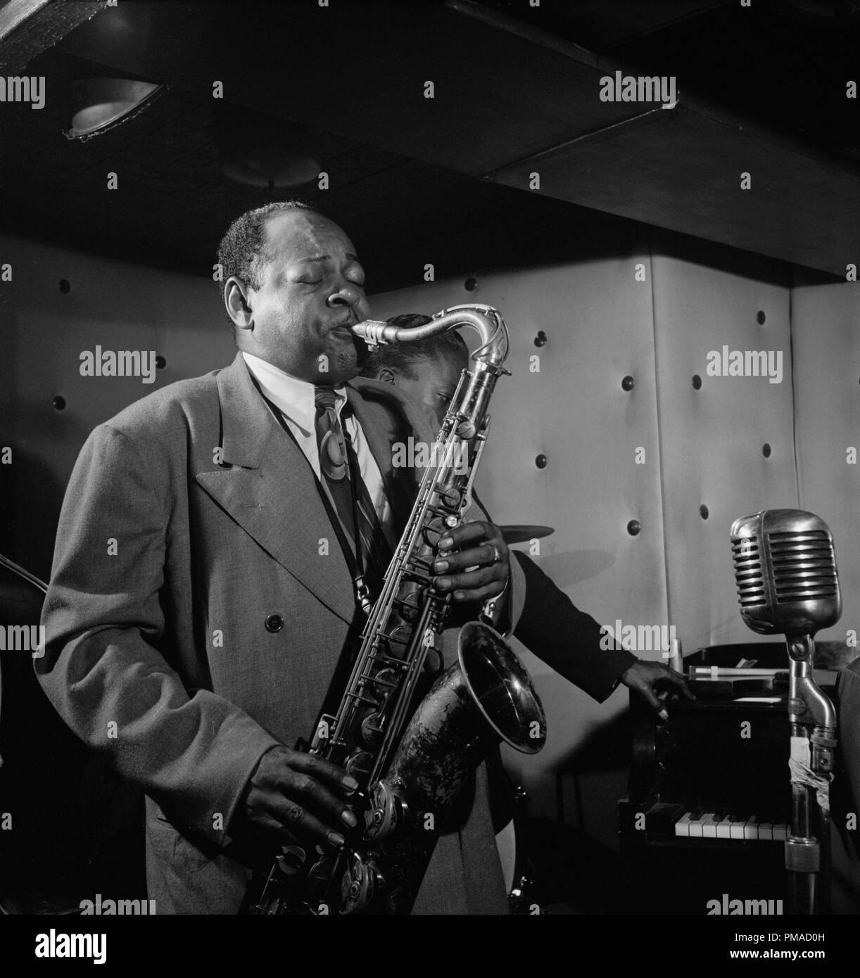 Ritratto di Coleman Hawkins e Miles Davis, tre Deuces, New York, N.Y., circa del luglio 1947. Foto di: William P. Gottlieb Riferimento File # 32368 537THA Foto Stock