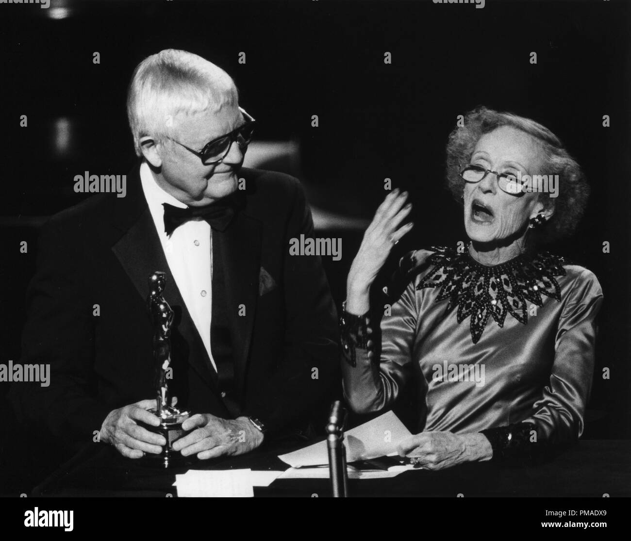 Robert Wise, Bette Davis a 59th annuale di Academy Awards, 1987 Riferimento File # 32509 412THA Foto Stock