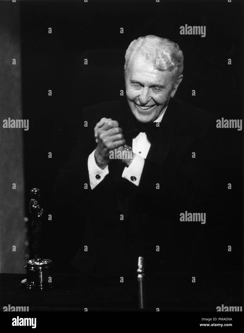 Ralph Bellamy alla 59a annuale di Academy Awards, 1987 Riferimento File # 32509 413THA Foto Stock