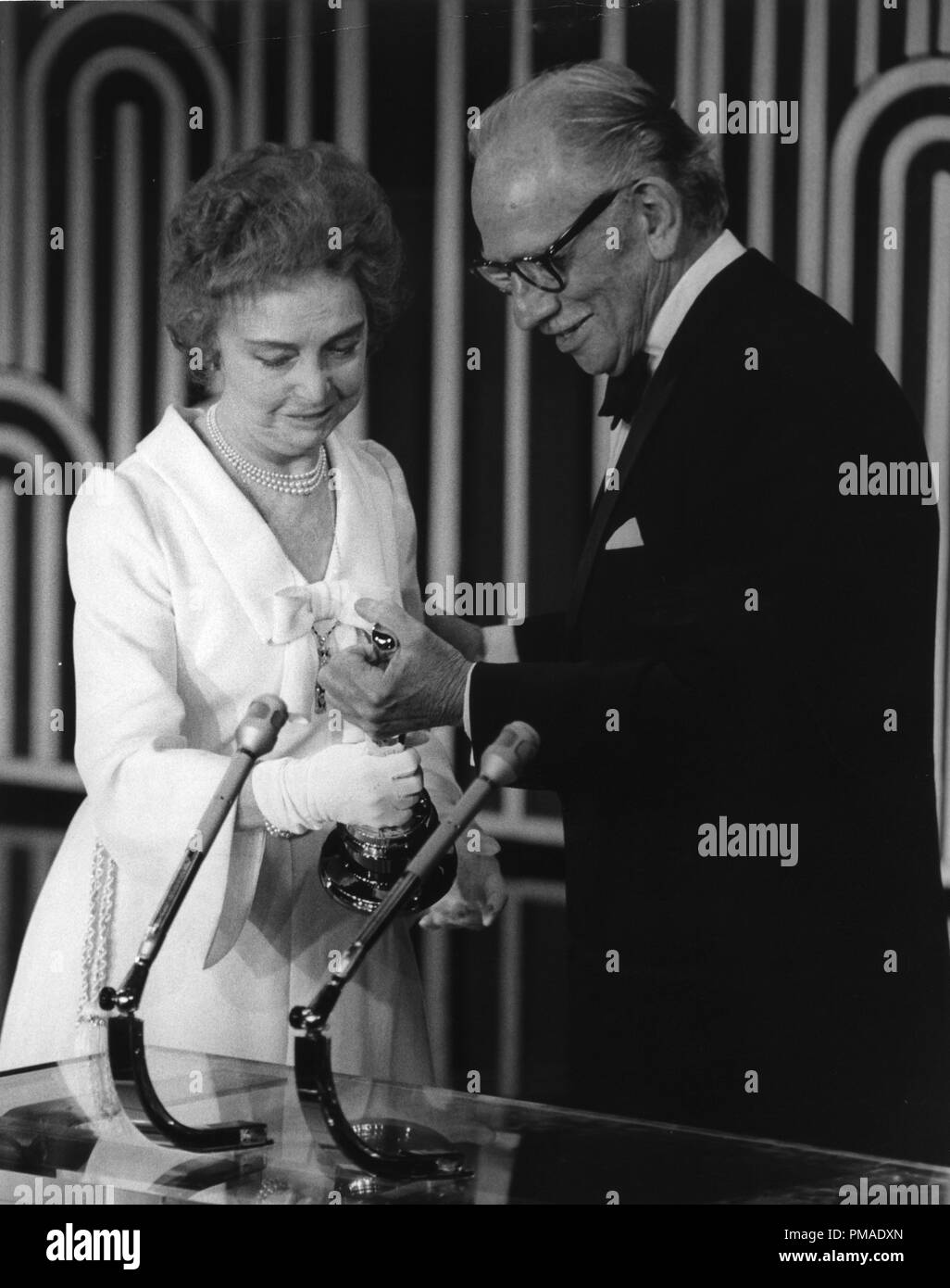 Lillian Gish, Melvyn Douglas alla xliii annuale di Academy Awards 1971 Riferimento File # 32509 423THA Foto Stock