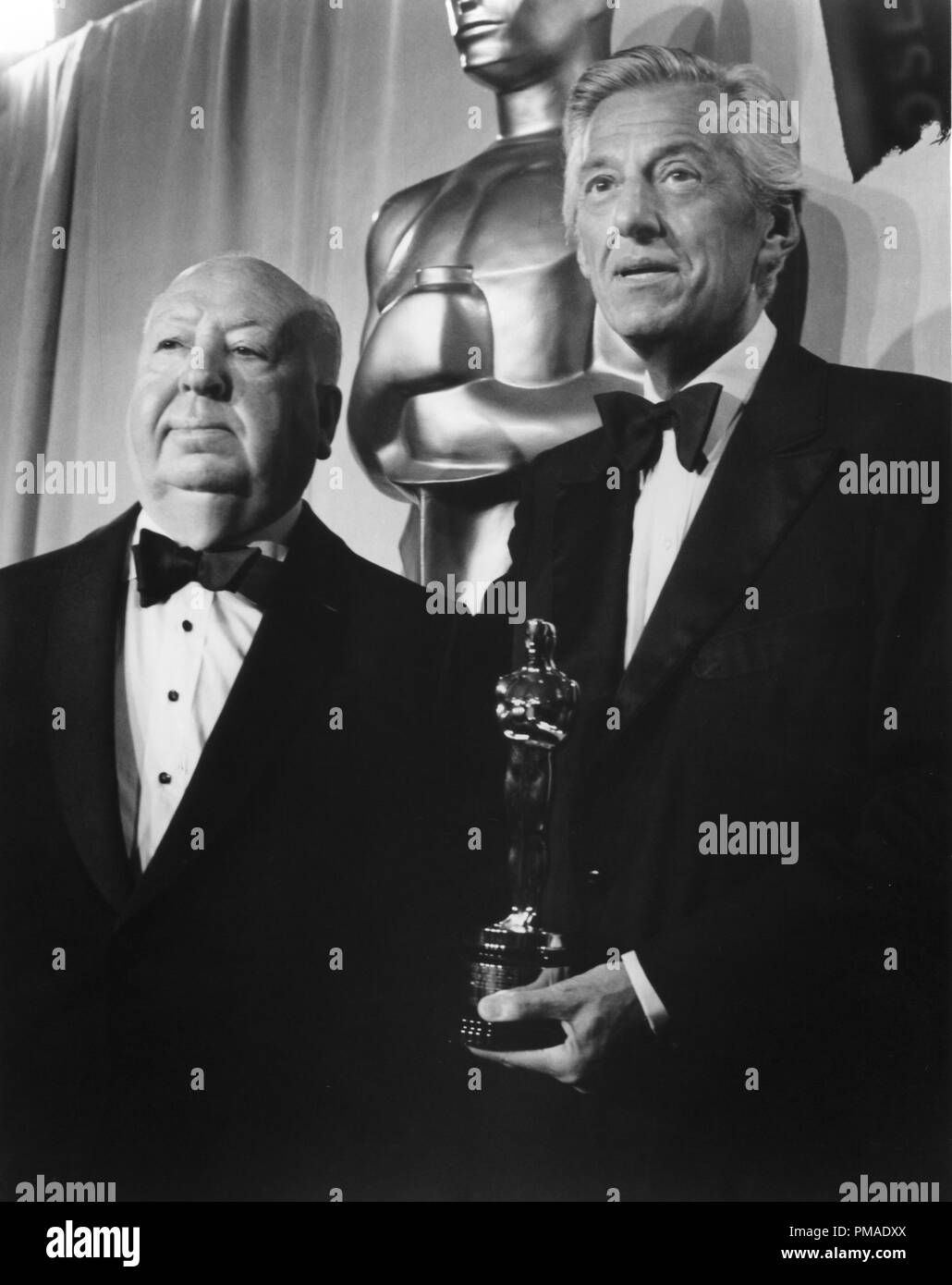 Alfred Hitchcock, Lew R. Wasserman al 46th annuale di Academy Awards, 1974 Riferimento File # 32509 428THA Foto Stock