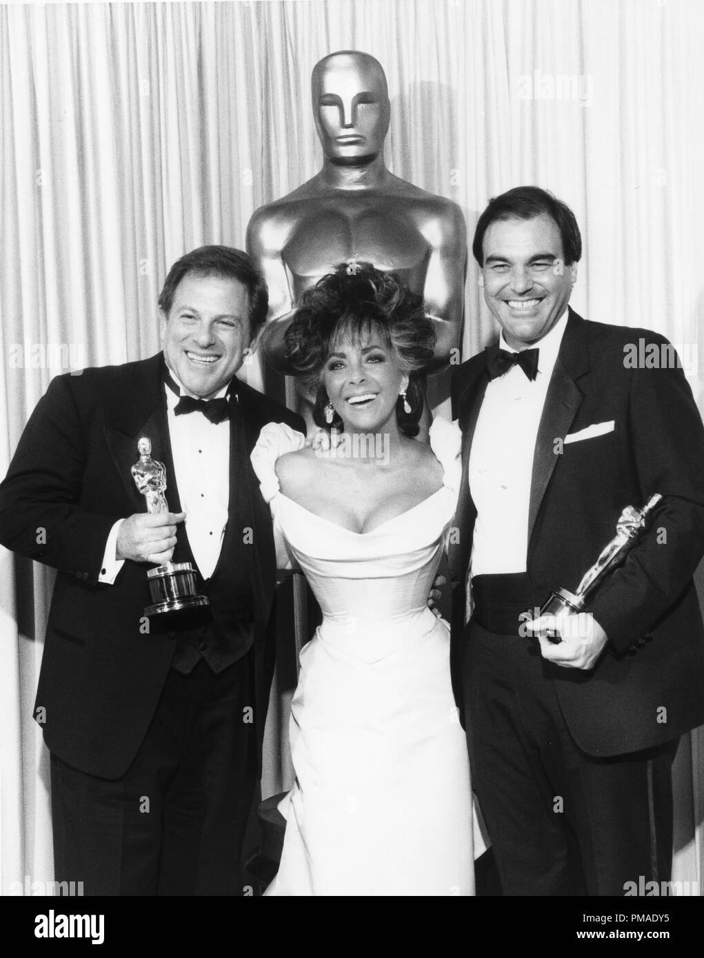 Oliver Stone, Elizabeth Taylor alla 59a annuale di Academy Awards, 1987 Riferimento File # 32509 436 THA Foto Stock