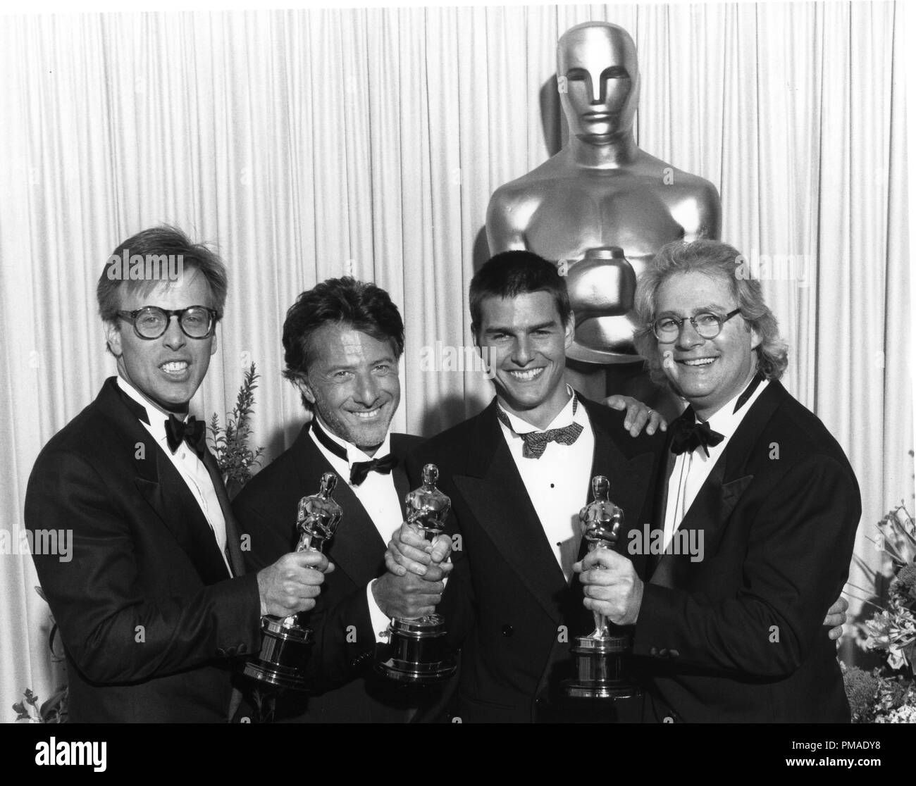 Dustin Hoffman e Tom Cruise presso la cinquantanovesima annuale di Academy Awards, 1987 Riferimento File # 32509 439THA Foto Stock