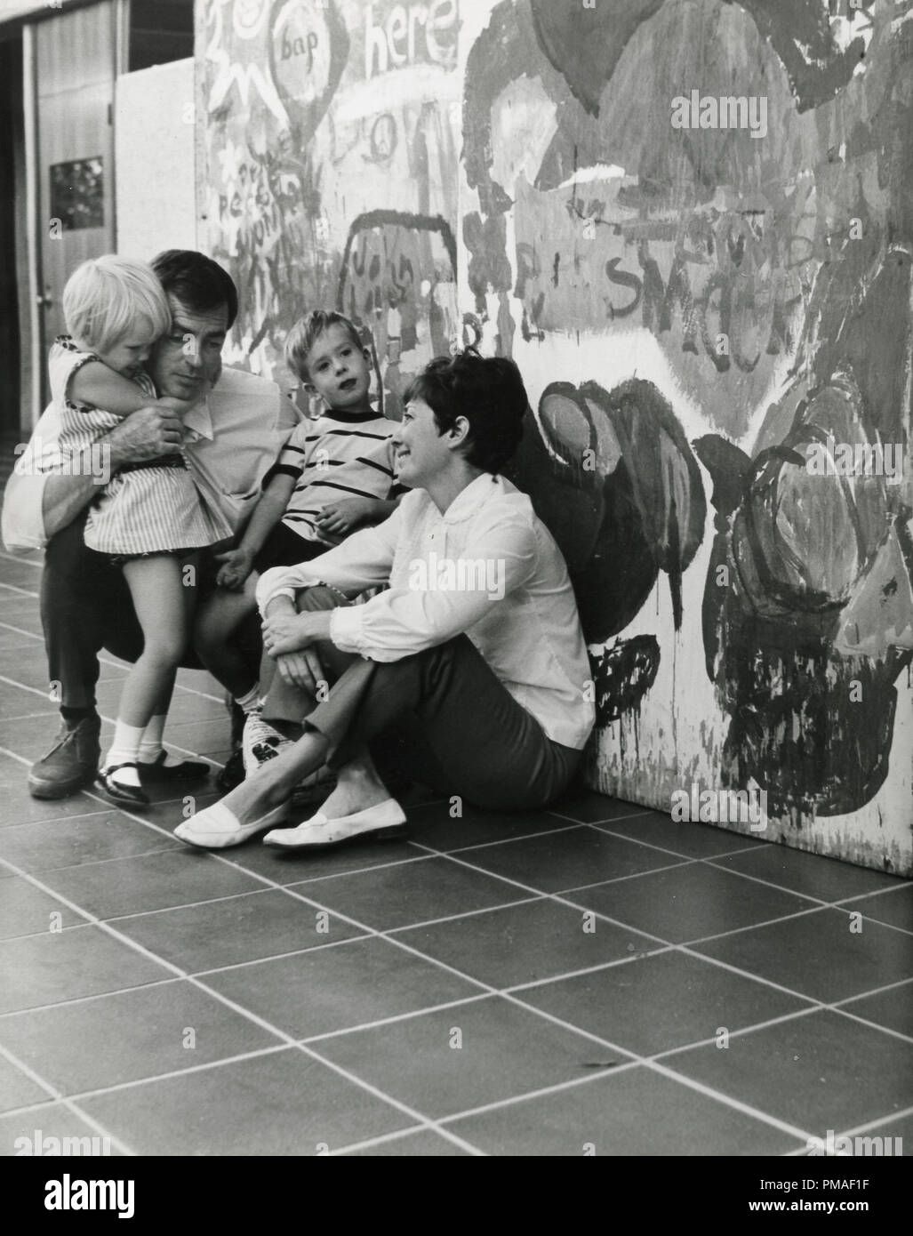 Ken Berry e famiglia, circa 1968 © CCR /Hollywood Archivio - Tutti i diritti riservati Riferimento File # 32633 154THA Foto Stock