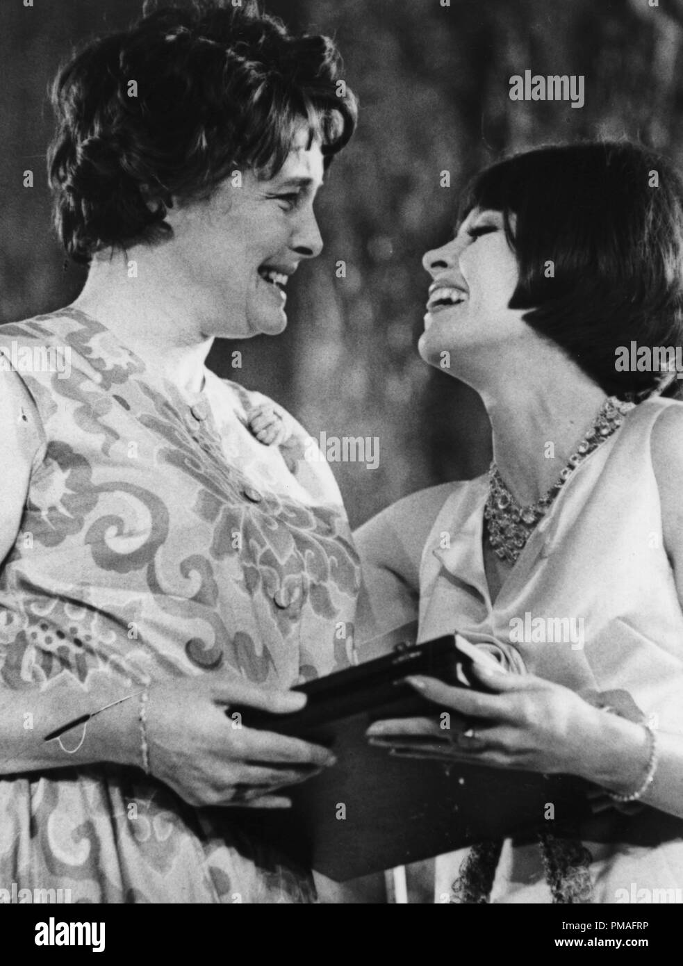 Leslie Caron presenta Patricia Neal con il premio per la migliore attrice straniera' presso il British Film Academy Awards cena, 1966 © CCR /Hollywood Archivio - Tutti i diritti riservati Riferimento File # 32633 781CCR Foto Stock