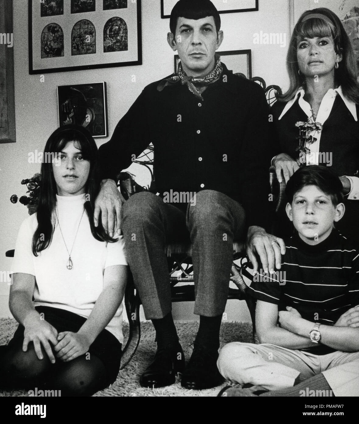 Leonard Nimoy e famiglia. circa 1967 © CCR /Hollywood Archivio - Tutti i diritti riservati Riferimento File # 32633 813bJRC Foto Stock