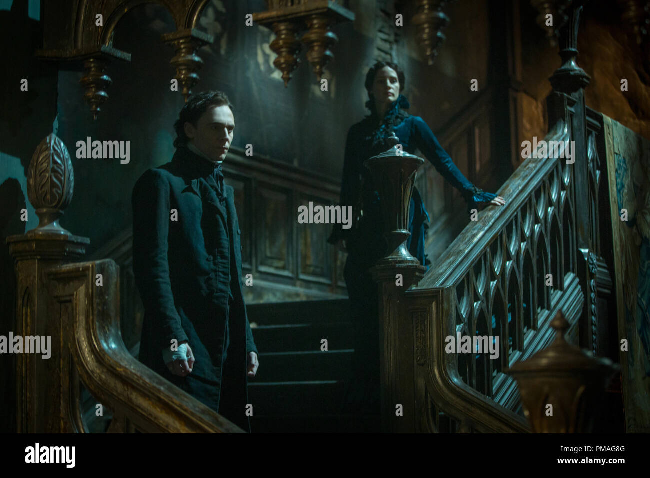 TOM HIDDLESTON come Sir Thomas Sharpe e JESSICA CHASTAIN come Lady Lucille Sharpe nel leggendario Pictures' 'Crimson Peak' Foto Stock