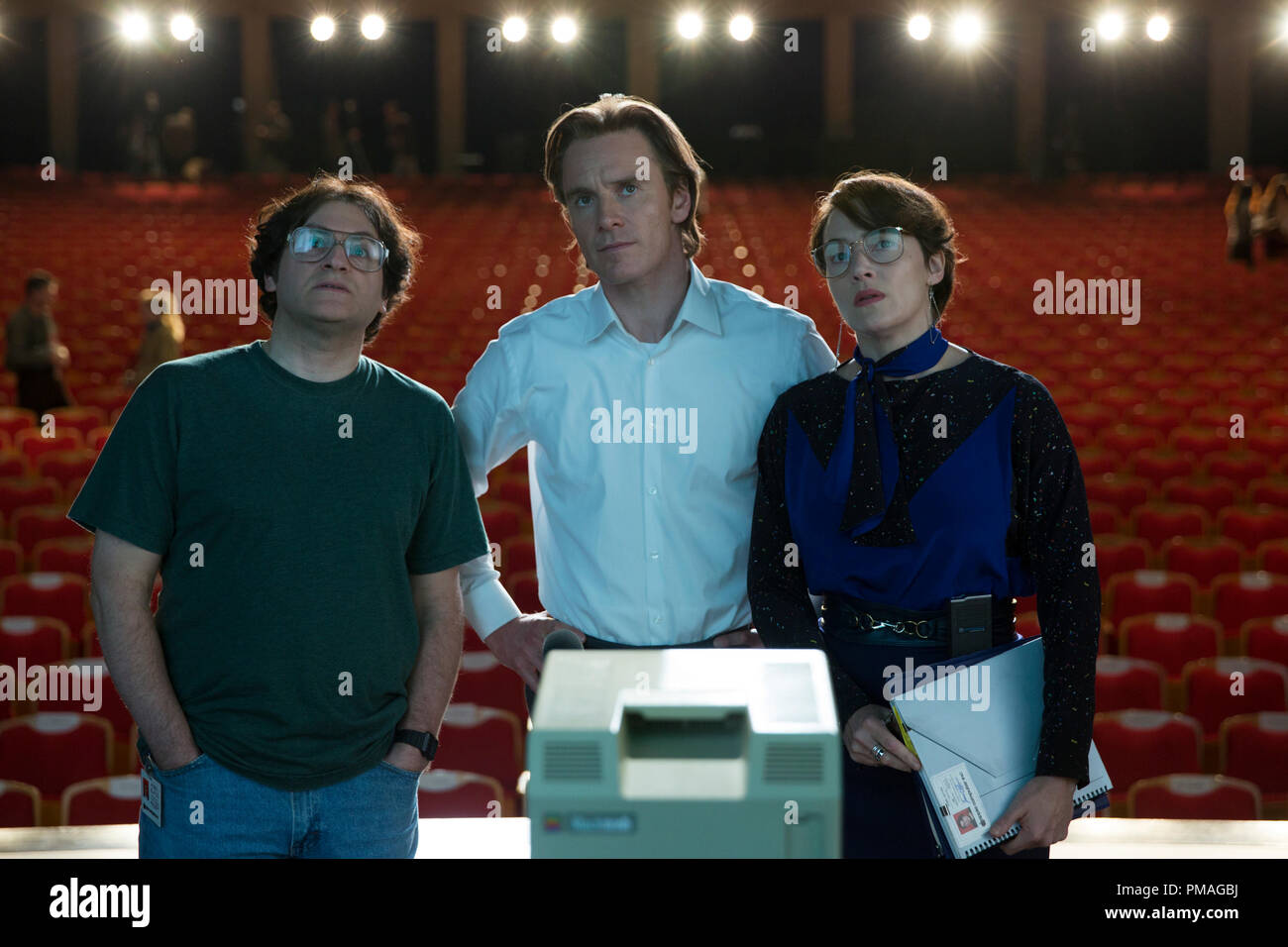 (L a R) Andy Hertzfeld (MICHAEL STUHLBARG), Steve Jobs (Michael Fassbender) e Joanna Hoffman (Kate Winslet) in "Steve Jobs' Foto Stock