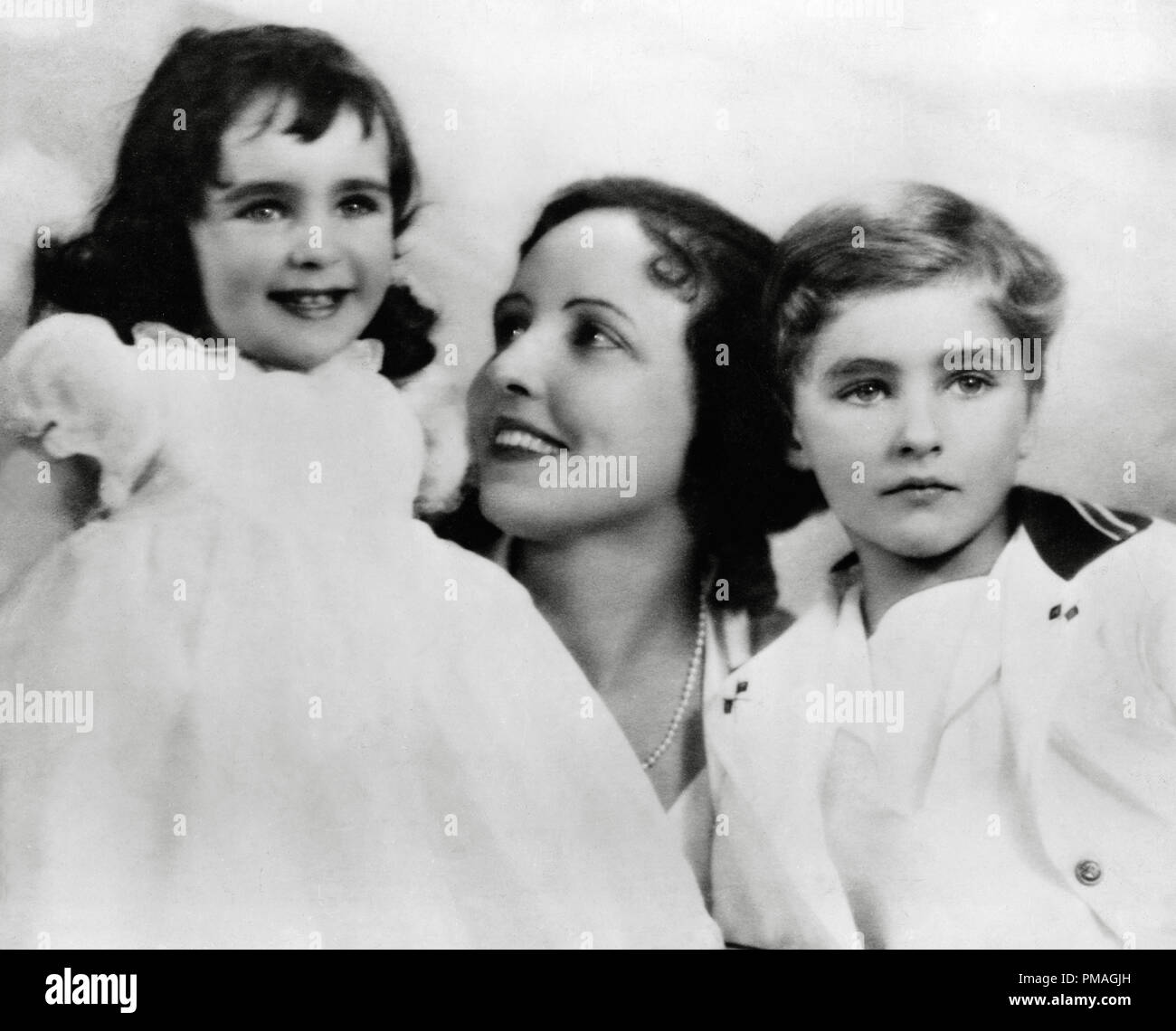 Elizabeth Taylor (2 anni), con sua madre Sara e fratello Howard 1935 Riferimento File # 32733 143THA Foto Stock
