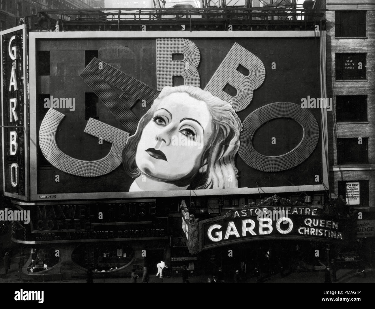Greta Garbo su un teatro tendone dal film "regina Christina' giocare presso il Teatro Astor in Times Square a New York City, circa 1933 Riferimento File # 32733 285THA Foto Stock