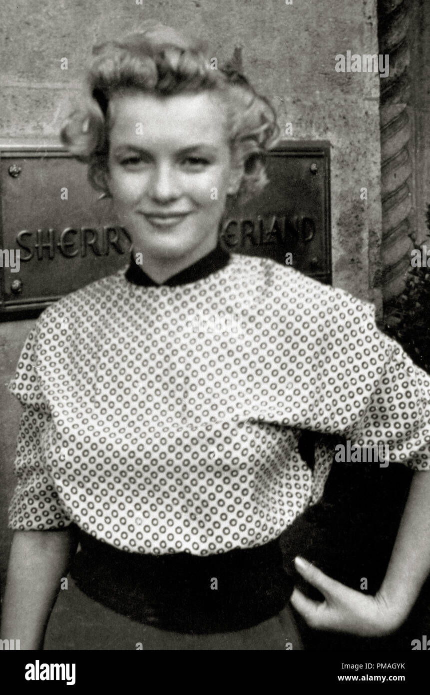 Marilyn Monroe a Sherry-Netherland Hotel, 1952 Riferimento File # 32733 341THA Foto Stock