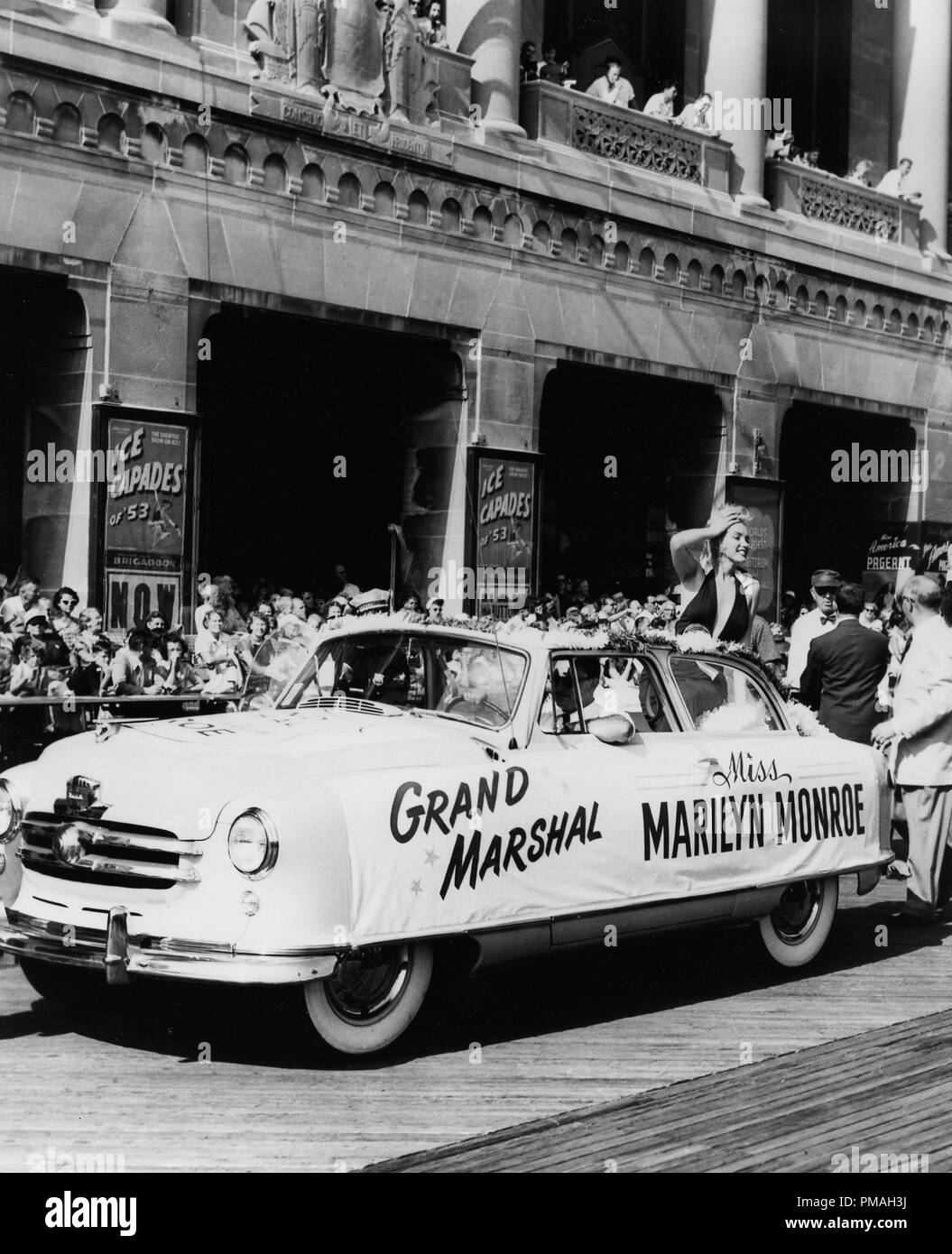 Marilyn Monroe scorre in un convertibile per la sfilata di un corteo come il maresciallo di Grand Parade per la cerimonia di Miss America, Atlantic City, New Jersey 1952 Riferimento File # 32733 415THA Foto Stock