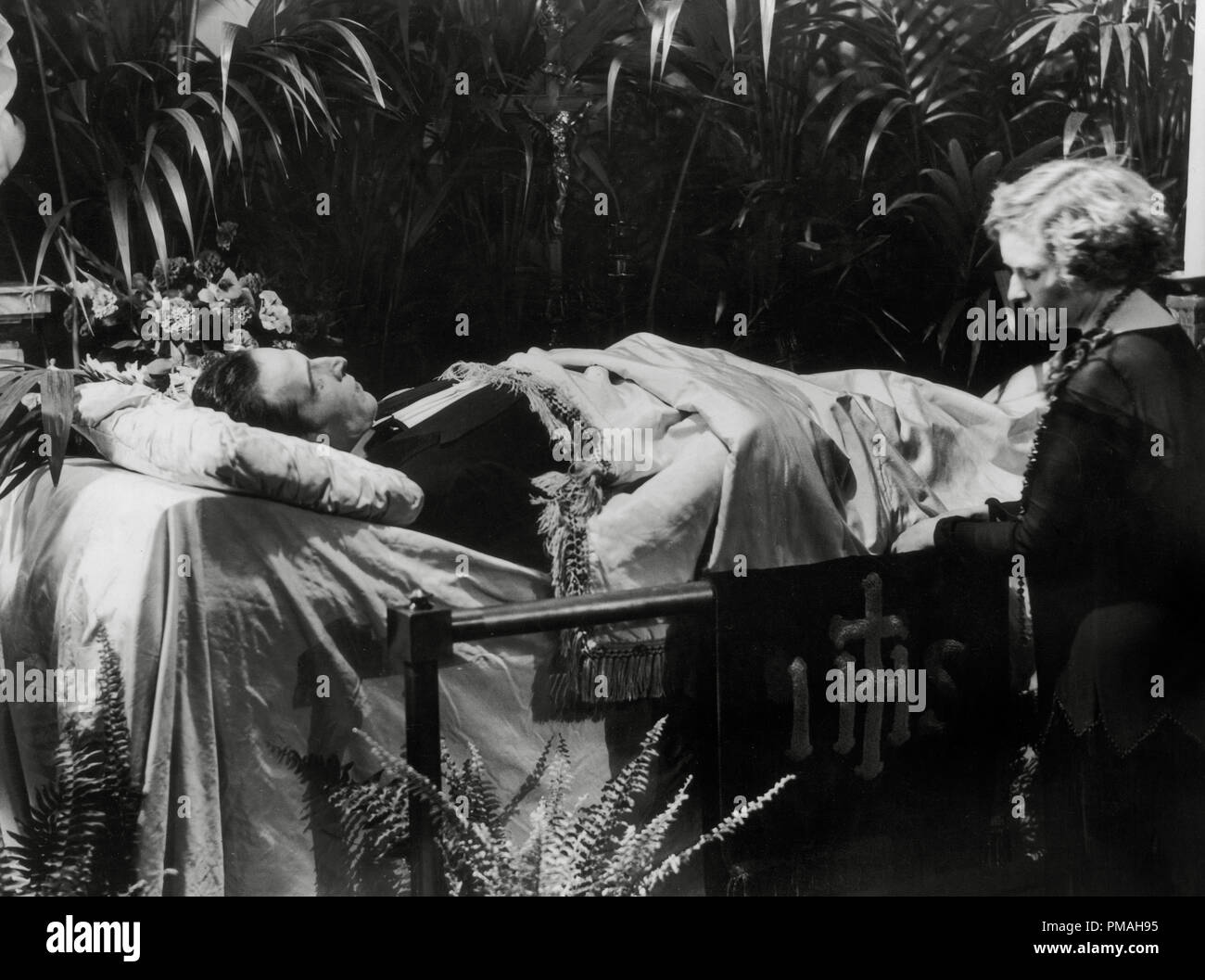 Un mourner raffigurata con il corpo di Rodolfo Valentino all'attore i funerali, Agosto 1926 Riferimento File # 32733 541THA Foto Stock