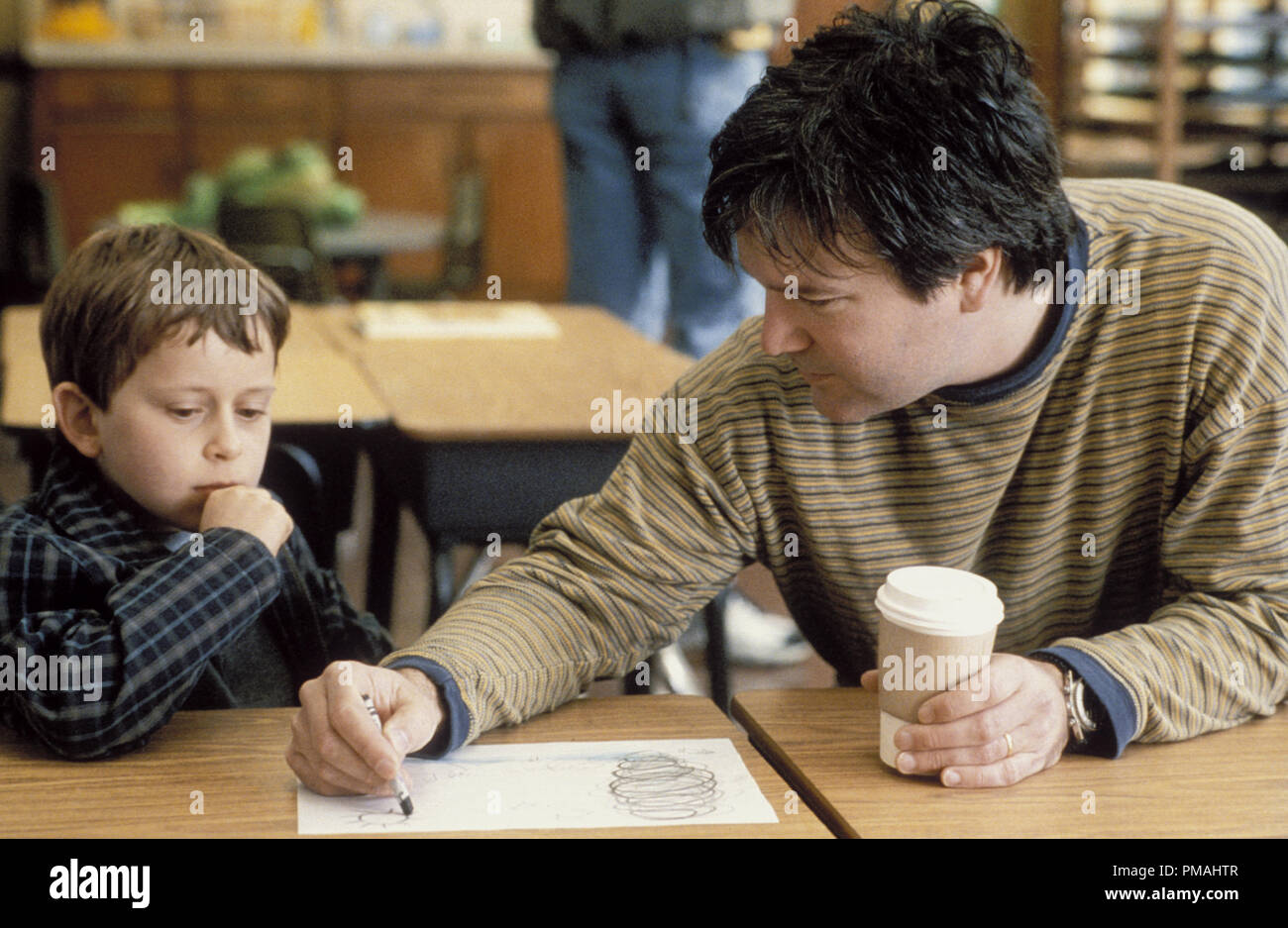 Direttore Gore Verbinski lavora con il giovane attore David Dorfman sul set di DreamWorks Pictures' horror thriller 'l'Anello" (2002) Foto Stock