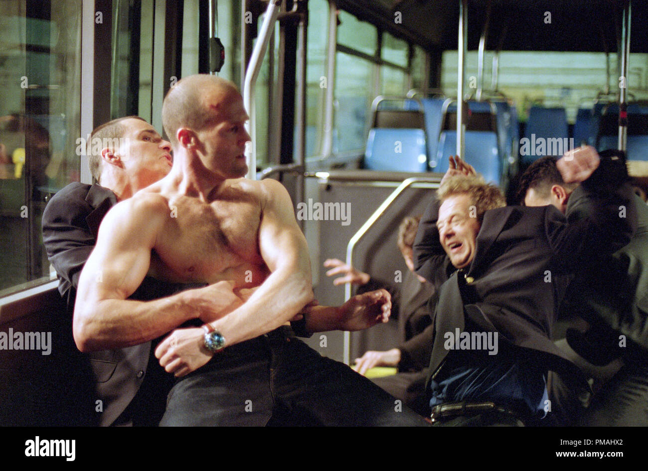 Frank (Jason Statham) assume un mazzetto di teppisti in un bus abbandonati. 'Il Transporter" (2002) Foto Stock