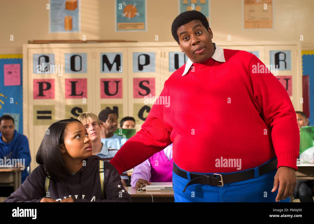 Come Doris (Kyla Pratt) guarda in imbarazzo, Fat Albert (Kenan Thompson) spiega alla classe di lei perché ha bisogno del suo aiuto. " Fat Albert" (2004) Foto Stock
