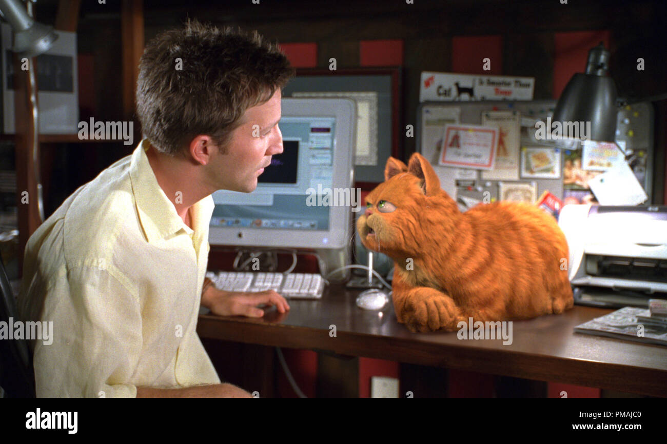 Jon (Breckin Meyer) tenta di arruolare Garfield's aiutare sempre dare lo stesso risultato: una storta snappy da smart-alecky gatti. "Garfield il film' (2004) Foto Stock