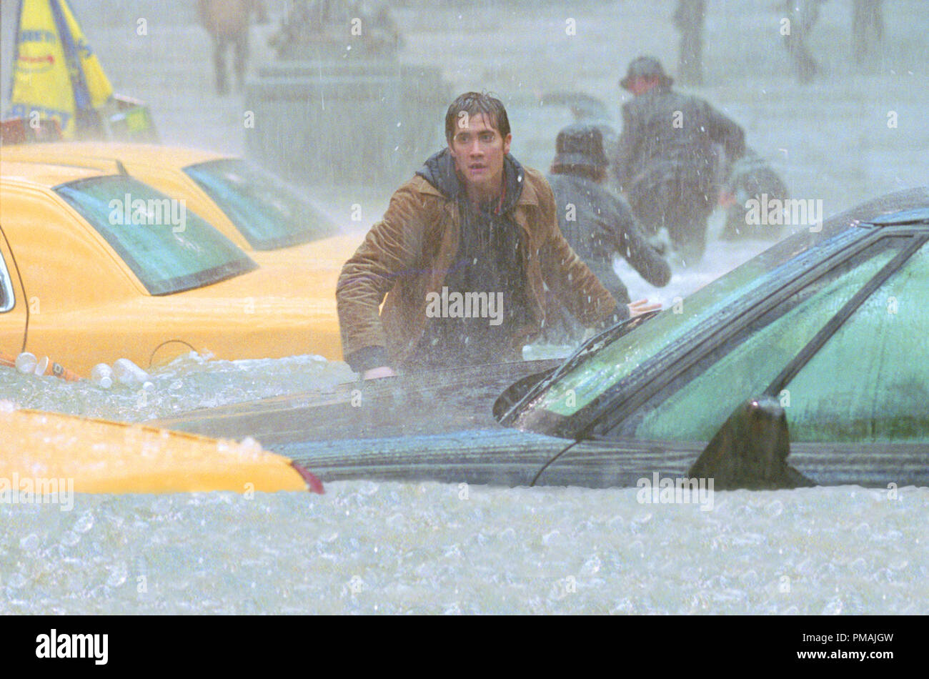 In mezzo a un terribile alluvione, Jake Gyllenhaal ricerche per il suo amico " Il giorno dopo domani" (2004) Foto Stock