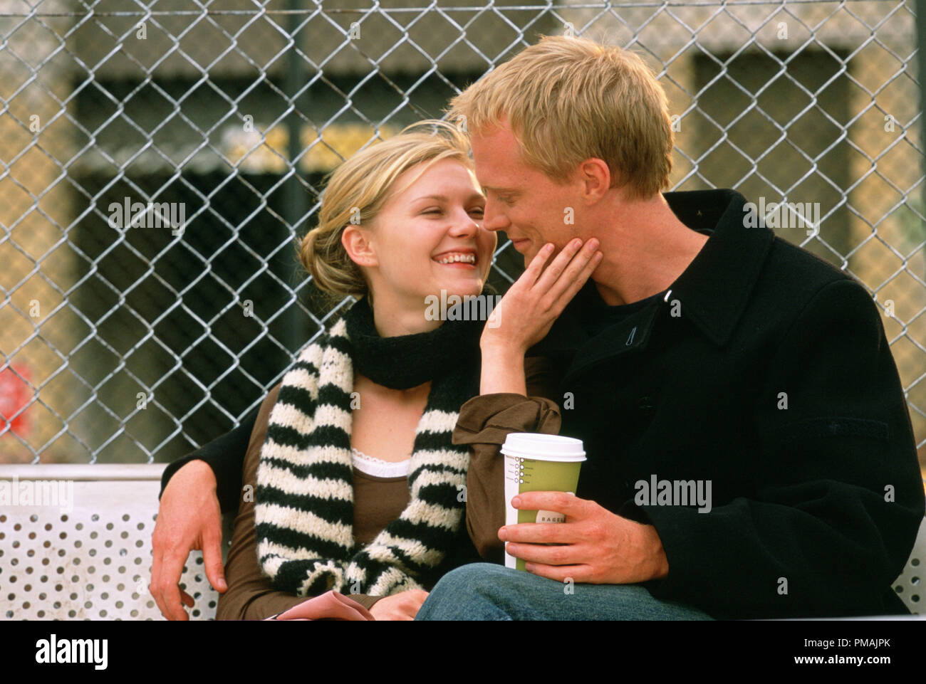 American tennis champ Lizzie Bradbury (Kirsten Dunst) e di basso rango British tennista Peter Colt (Paul Bettany) si impegnano in una croce a corte vicenda in titolo di lavoro film 'commedia romantica Wimbledon. (2004) Foto Stock