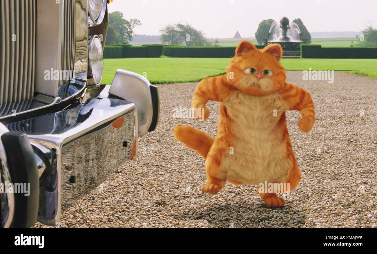 Garfield è infelice circa gli sviluppi sul suo appena ereditato il castello inglese 'GARFIELD: Una coda di due Kitties' (2006) Twentieth Century Fox. Foto Stock