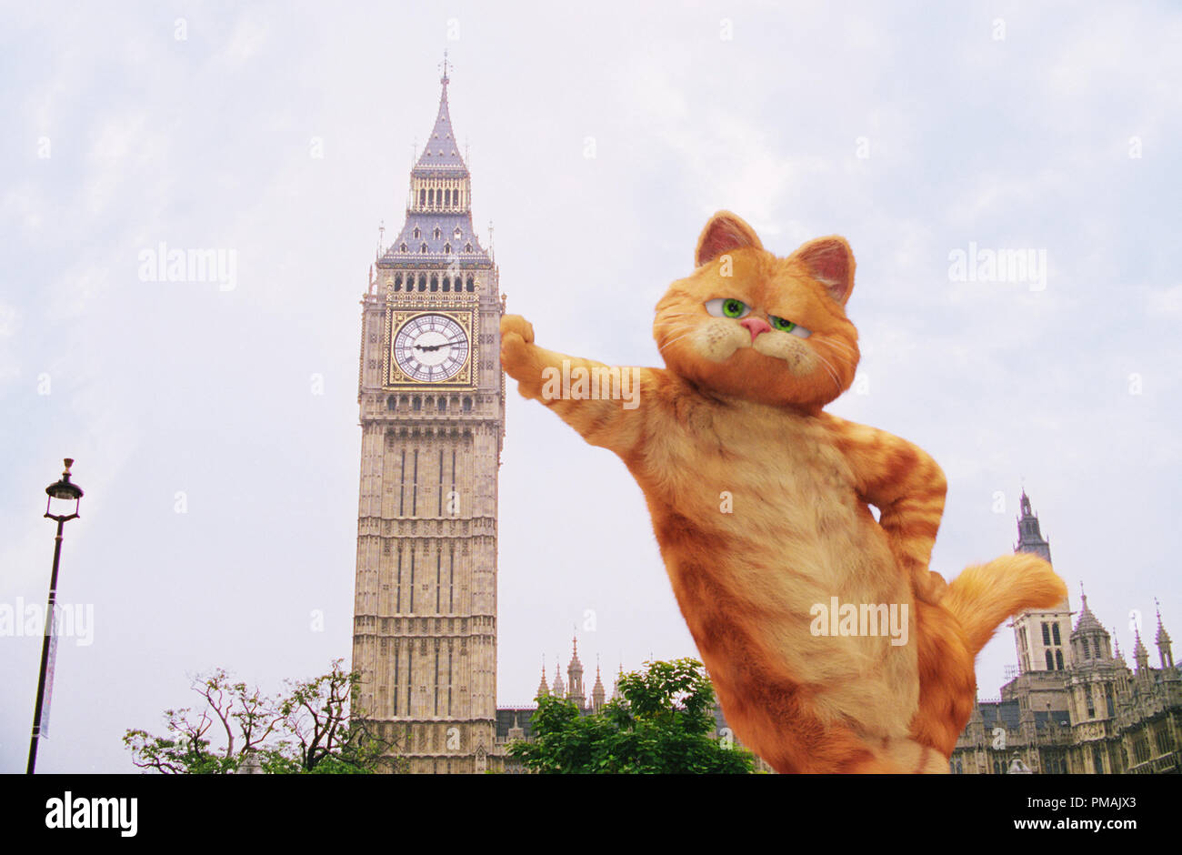 Garfield, come il simbolo di Londra Big Ben, è sempre più grande di vita 'GARFIELD: Una coda di due Kitties' (2006) Twentieth Century Fox. Foto Stock