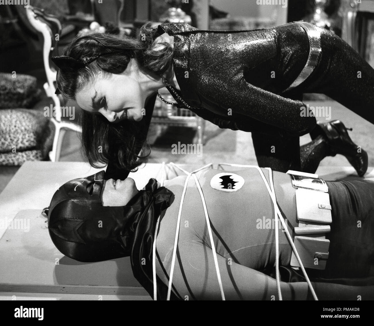 Julie Newmar (Catwoman) e Adam West, "Batman' circa 1966 Warner TV / ABC Riferimento File # 33300 429THA Foto Stock