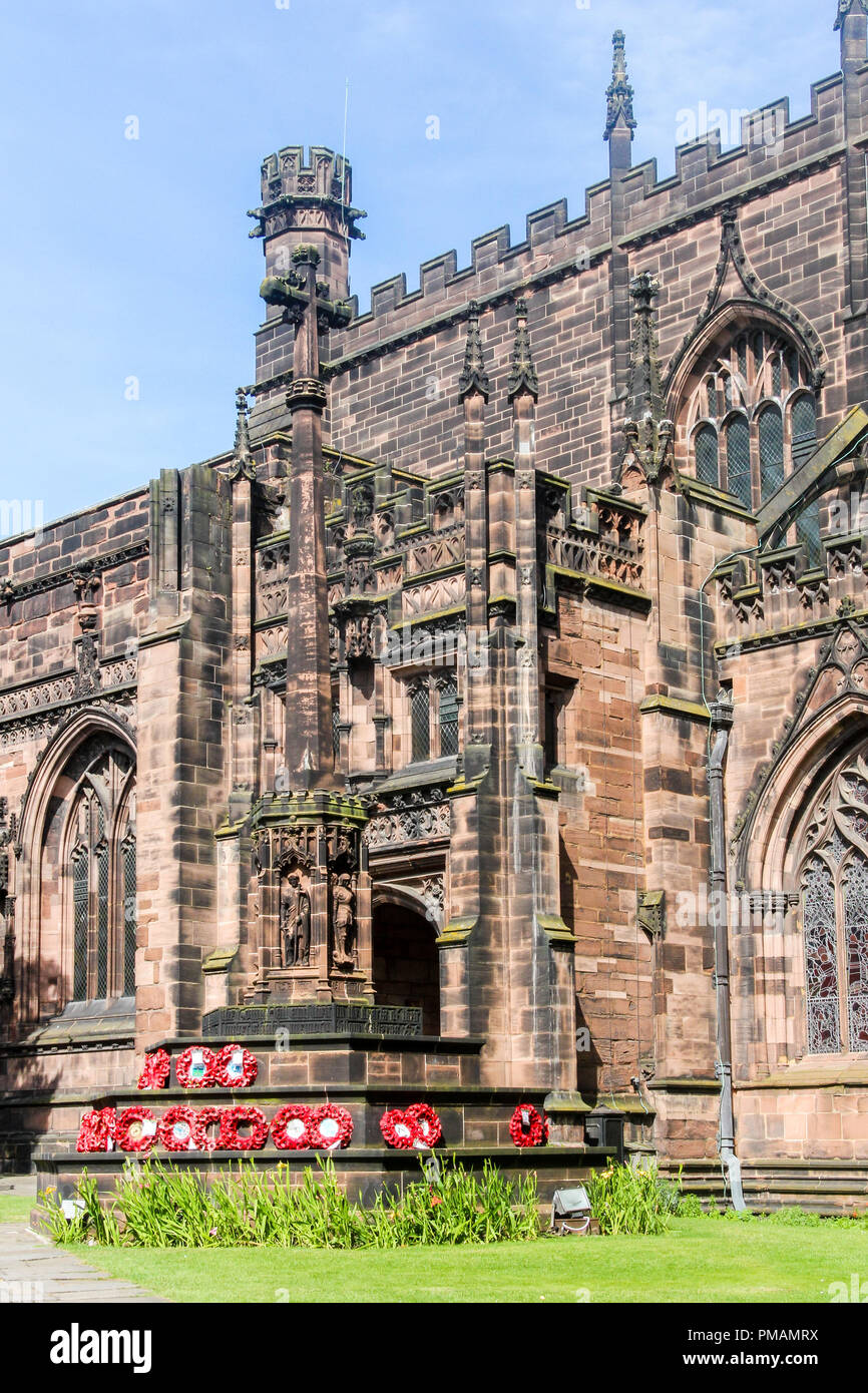 Giorno del Ricordo il papavero ghirlande sul memorial, Chester Cathedral, Inghilterra. Foto Stock