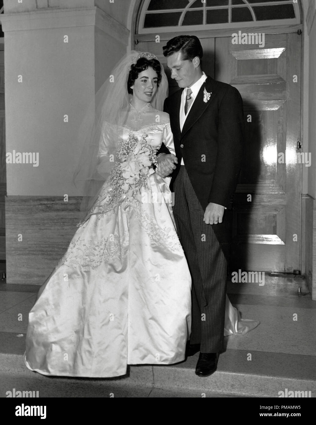 Elizabeth Taylor e Conrad Hilton il giorno del loro matrimonio, 1950 file Reference # 33505 056THA solo per uso editoriale - tutti i diritti riservati Foto Stock