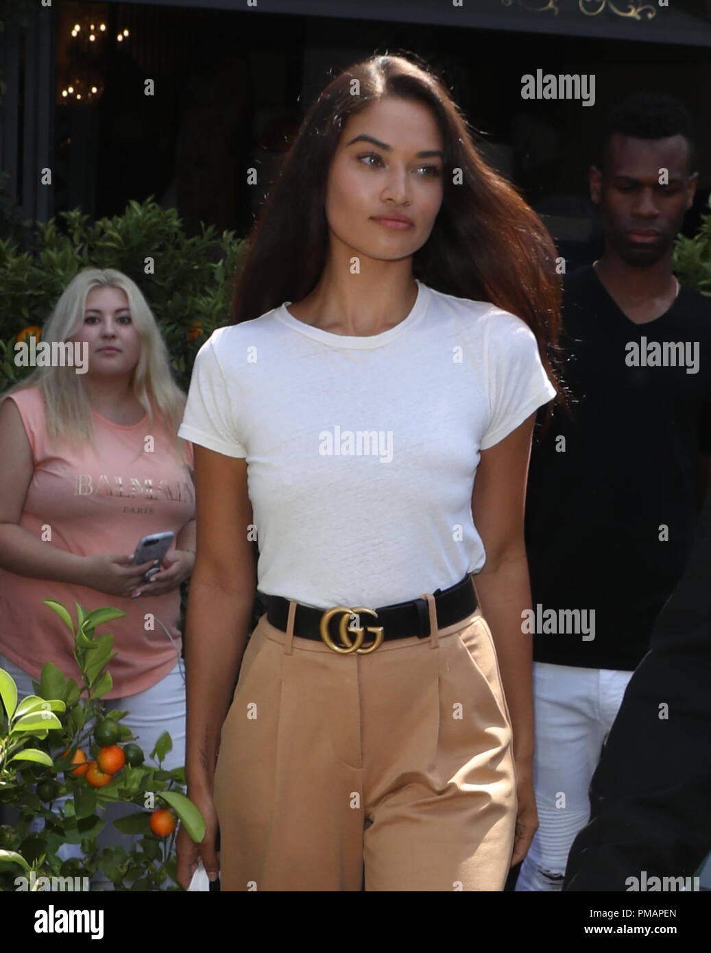 Modello Shanina Shaik indossa una cintura di Gucci con classici beige  pantaloni in West Hollywood con:
