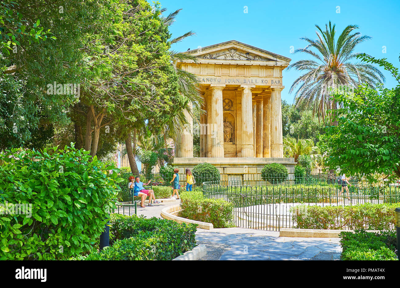 La Valletta, Malta - 17 giugno 2018: il verde lussureggiante e greco-stile tempio neoclassico, che è il monumento a Sir Alexander Ball in Lower Barrakka Foto Stock