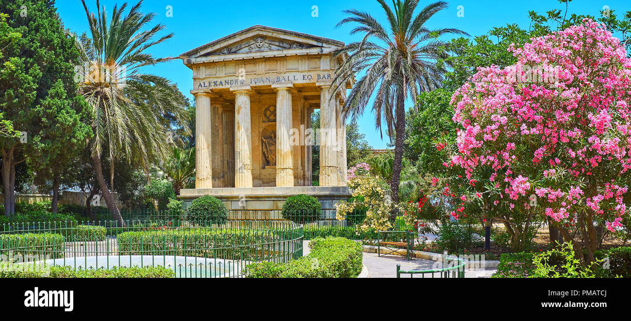 Panorama di Lower Barrakka Gardens con neoclassico memorial, alte palme, fioritura di rododendro rosa e la fontana, La Valletta, Malta. Foto Stock