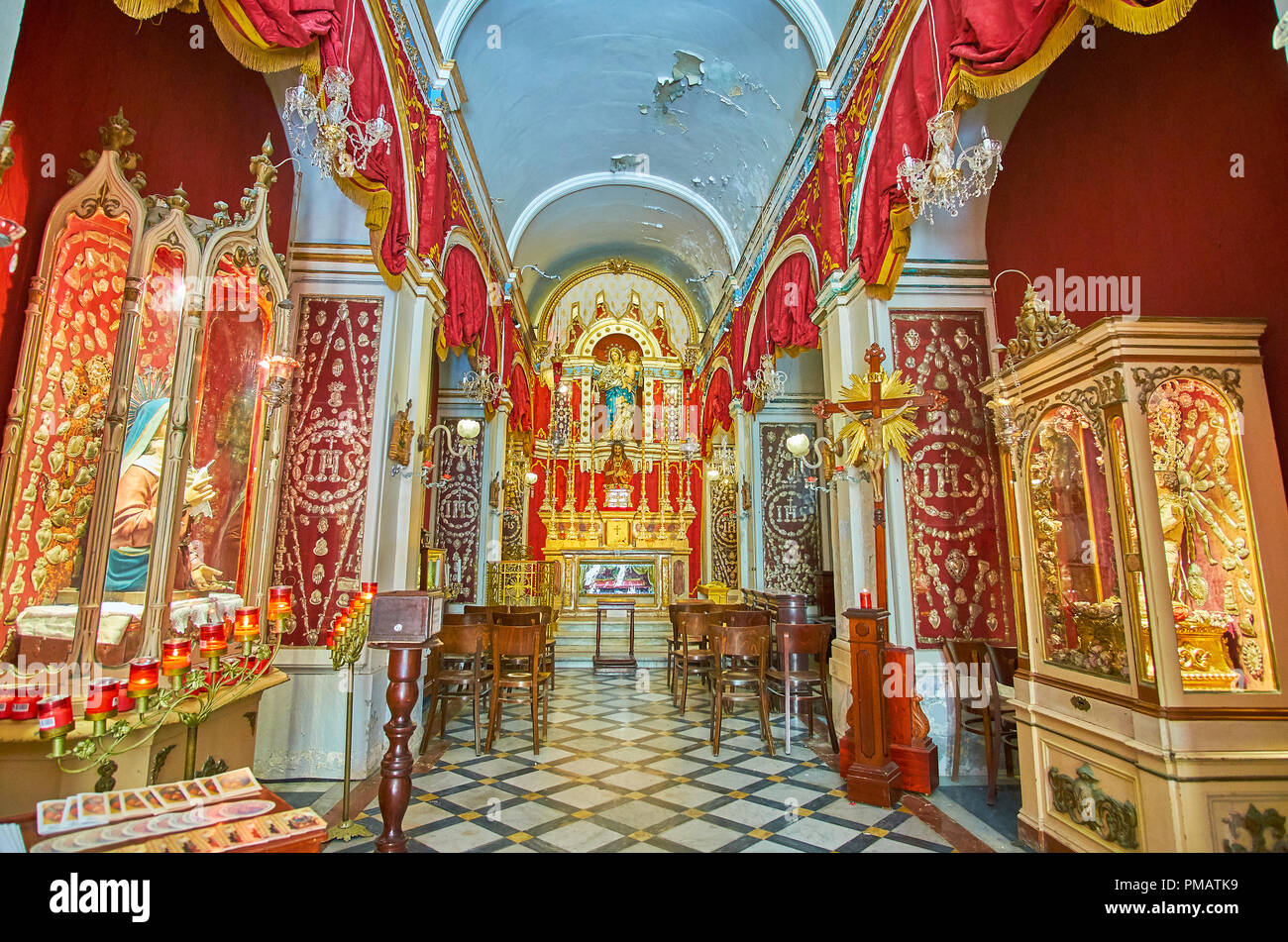 La Valletta, Malta - 17 giugno 2018: interno dell Oratorio della Confraternita di Nostra Signora del Monte Carmelo con scenic scultura sull altare e numerosi argento Foto Stock