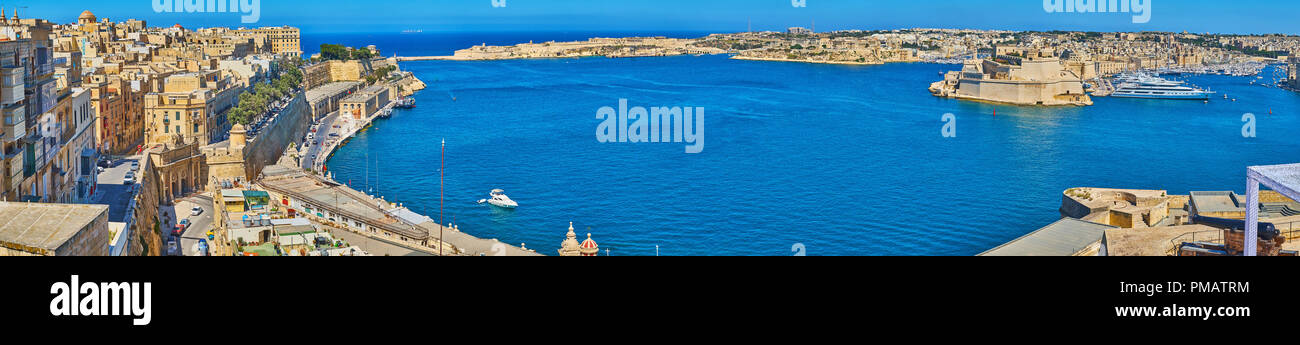 La vista dalla Basilica di San Pietro e Paolo bastione sulle azzurre acque del Grand Harbour, quartieri medievali di La Valletta, Fort St Angelo di Birgu e Fort Ricasoli di Foto Stock