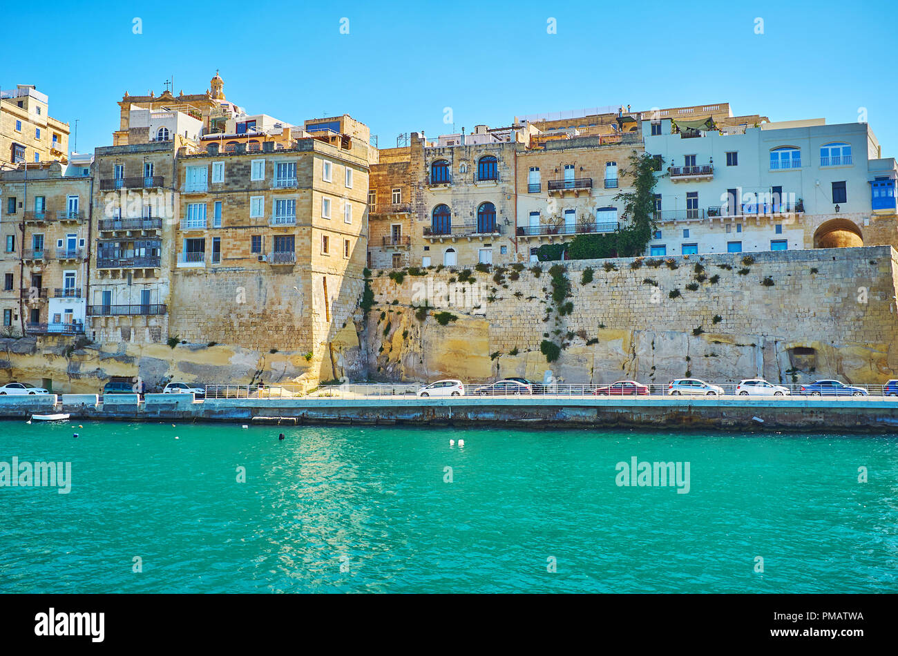 Il tragitto in traghetto lungo i bastioni medievali e ambienti di vita di Senglea (L-Isla) - La città fortificata di La Valletta Grand Harbour di Malta. Foto Stock