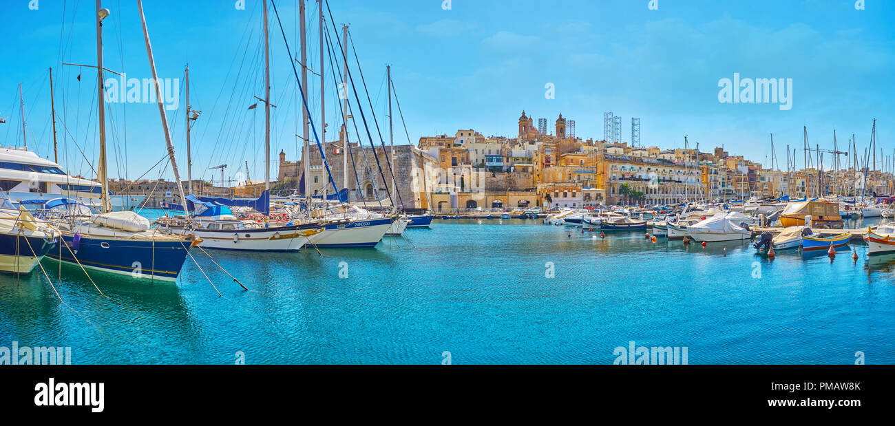 BIRGU, Malta - 17 giugno 2018: Panorama medievale di Senglea con yacht e barche in Vittoriosa marina in primo piano il 17 giugno a Birgu. Foto Stock