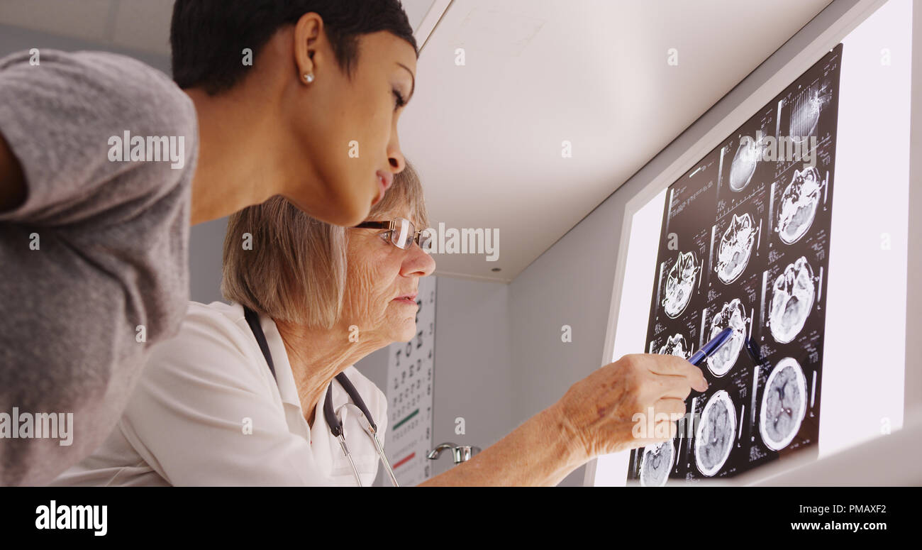 Intelligent femmina matura medico visualizzazione di lastre con paziente Foto Stock